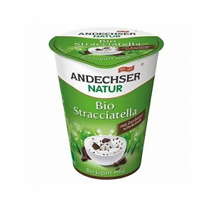 Yoghurt desert with stracciatella flavor